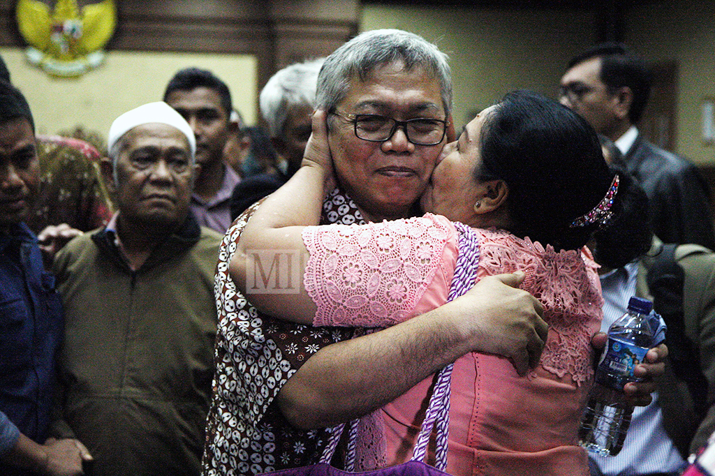 Terdakwa dugaan suap pimpinan dan anggota DPRD Sumatera Utara Budiman Nadapdap bereaksi saat mendengarkan pembacaan vonis di Pengadilan Tindak Pidana Korupsi (Tipikor).