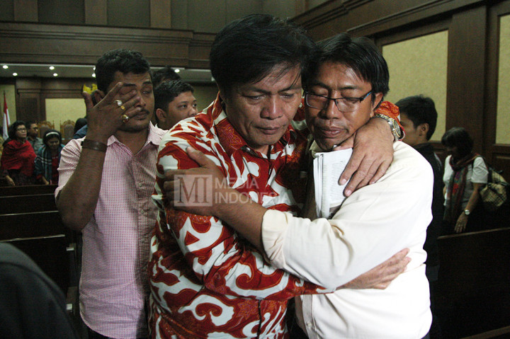 Para terdakwa dugaan suap pimpinan dan anggota DPRD Sumatera Utara ditemui kerabat usai pembacaan vonis di Pengadilan Tindak Pidana Korupsi (Tipikor).