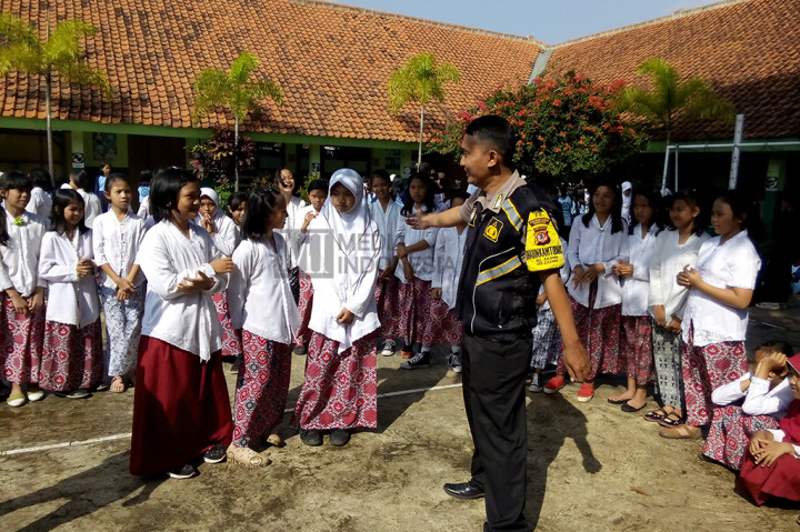 Canda dan tawa mereka rasakan saat mengikuti sejumlah permainan yang dilakukan di lapang sekolah tersebut, Rabu (1/3) pagi.