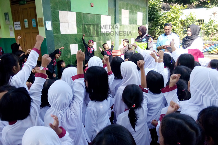 Meski sempat terkejut saat ledakkan terjadi, namun dengan cepat mereka mampu terlepas dari perasaan itu.