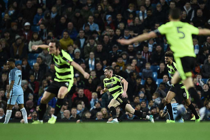 Manchester City tertinggal terlebih dahulu pada menit ketujuh ketika Harry Bunn mampu menaklukkan kiper Claudio Bravo. AFP/Oli Scarff