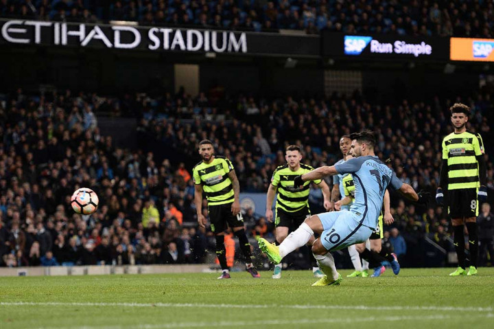 Lima menit kemudian City berbalik unggul 2-1 lewat penalti Sergio Aguero. AFP/Oli Scarff