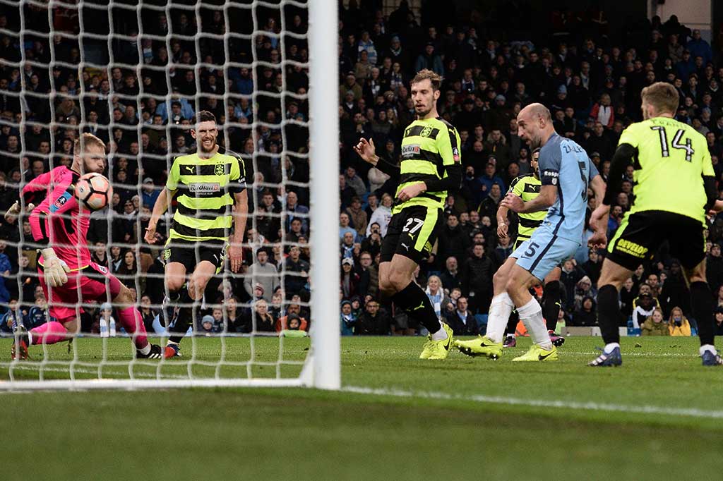 Giliran Pablo Zabaleta mencatatkan namanya di papan skor untuk membawa The Citizens unggul 3-1 pada menit ke-38. AFP/Oli Scarff