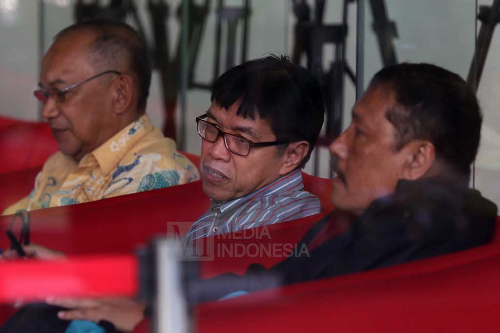 Direktur Teknik PT Garuda Indonesia (Persero) 2007-2012 atau Direktur PT Citilink Indonesia Hadinoto Soedigno (tengah), Mantan EVP Engineering, Maintenance and Information System PT Garuda Indonesia (Persero) Tbk Sunarko Kuntjoro (kanan) dan Mantan SM Maintenance Budget PT Garuda Indonesia (Persero) Tbk Dodi Yasendri berada di ruang tunggu Gedung KPK, Jakarta, Kamis (2/3/2017).