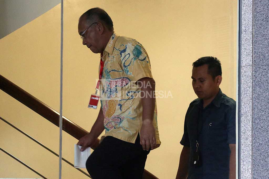 Mantan EVP Engineering, Maintenance and Information System PT Garuda Indonesia (Persero) Tbk Sunarko Kuntjoro, menuju ruang pemeriksaan Gedung KPK.