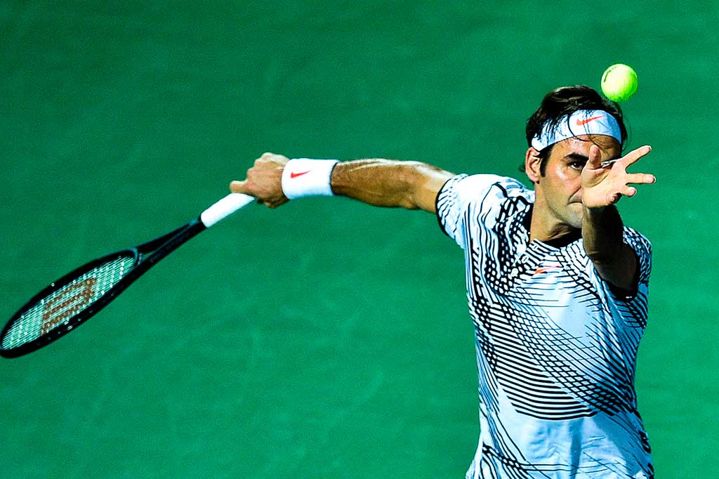 Roger Federer bersiap melakukan servis ke arah Evgeny Donskoy pada laga babak kedua Dubai Terbuka, di Dubai, Rabu.