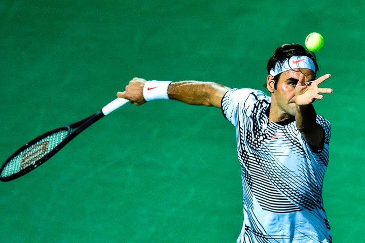Roger Federer bersiap melakukan servis ke arah Evgeny Donskoy pada laga babak kedua Dubai Terbuka, di Dubai, Rabu.