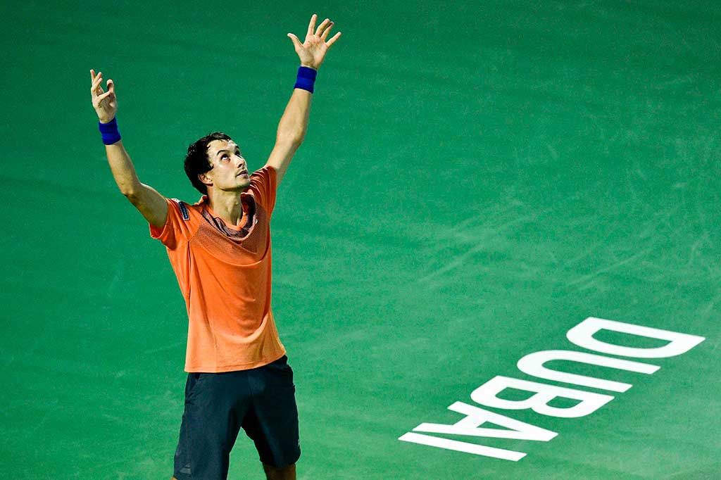Sempat tertinggal 1-5 menjelang tiebreak penentuan, petenis kualifikasi Donskoy menahan enam poin berturut-turut untuk memastikan kemenangannya 6(5)-7. 