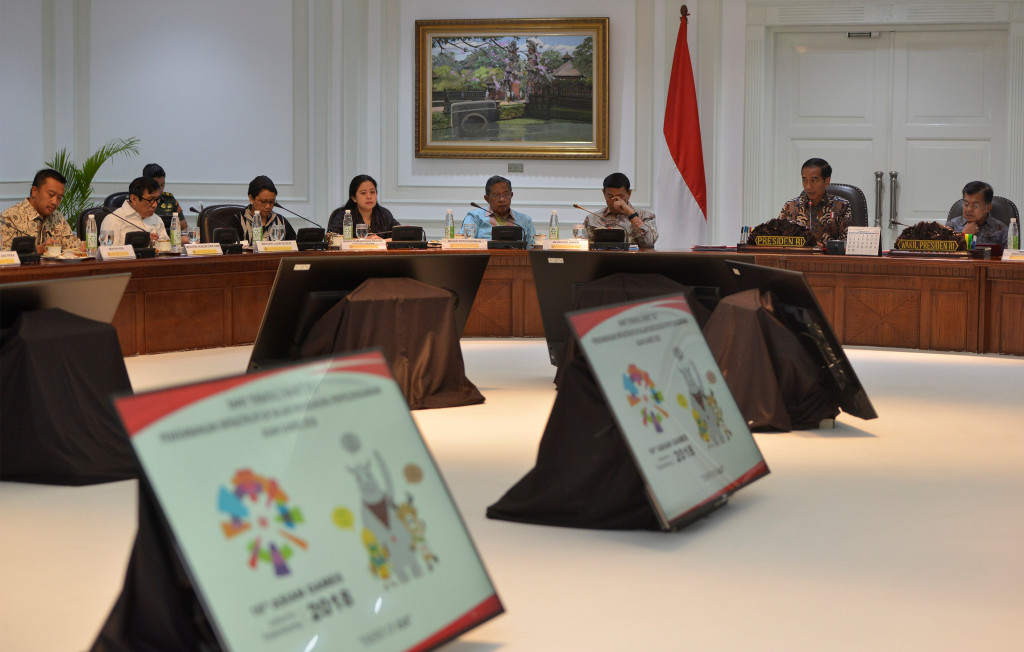 Ratas di Kantor Presiden, Jakarta, ini juga diikuti Menko PMK Puan Maharani, Menko Polhukam Wiranto, Menlu Retno Marsudi, Mensesneg Pratikno dan Seskab Pramono Anung.