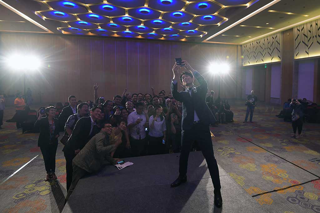 Aktor sekaligus musisi dari Jepang Dean Fujioka berfoto wefie bersama wartawan dengan memakai kamera mirrorless terbaru Canon EOS M6, di Jakarta, Kamis (2/3/2017).
