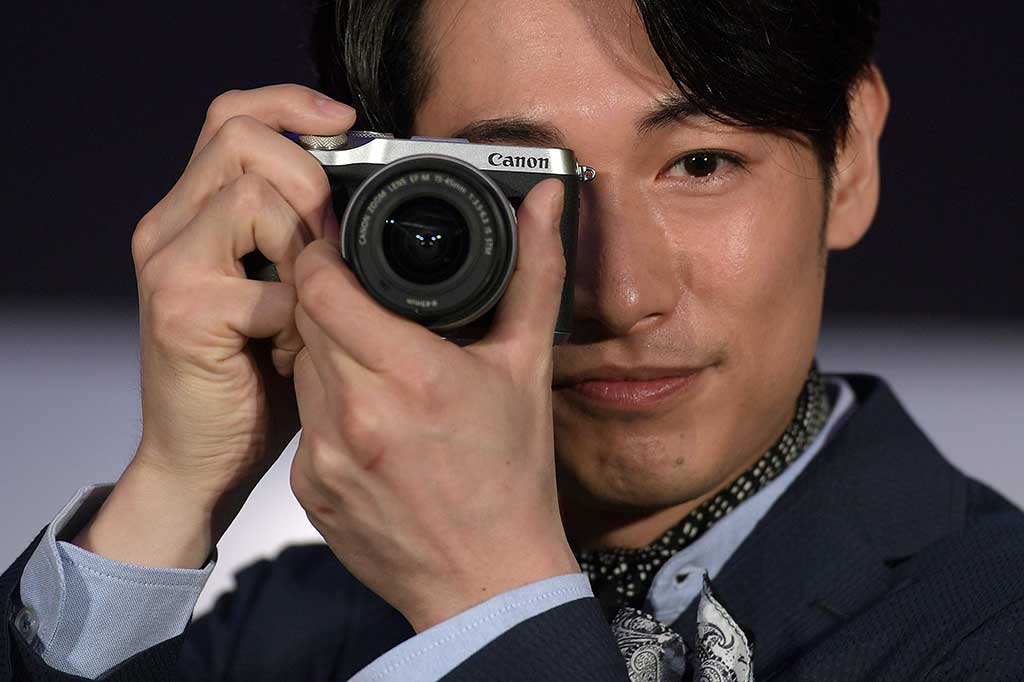 Aktor sekaligus musisi dari Jepang Dean Fujioka menunjukkan kamera mirrorless terbaru Canon EOS M6.