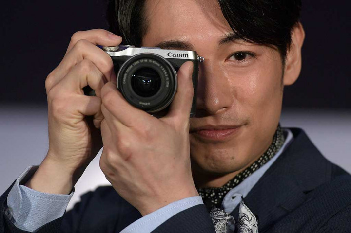 Aktor sekaligus musisi dari Jepang Dean Fujioka menunjukkan kamera mirrorless terbaru Canon EOS M6.