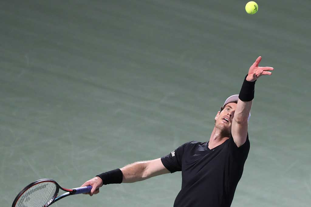 Andy Murray melancarkan servis ke arah Philipp Kohlschreiber pada laga perempat final Dubai Terbuka di Dubai, Kamis.