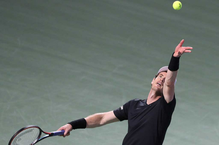 Andy Murray melancarkan servis ke arah Philipp Kohlschreiber pada laga perempat final Dubai Terbuka di Dubai, Kamis.