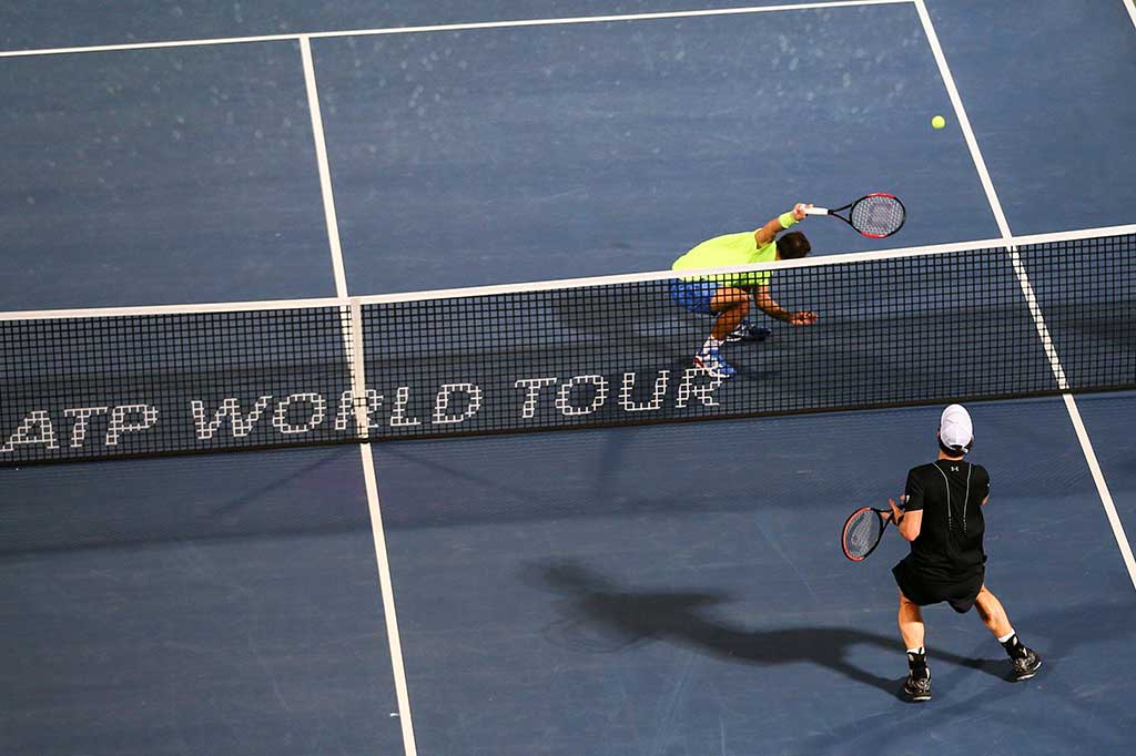 Bola pukulan Murray dan tidak mampu ditahan Kohlschreiber.