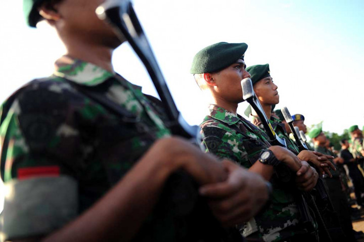Anggota TNI mengikuti apel kesiapan pasukan gabungan VVIP di Lapangan Lagoon Nusa Dua, Bali.  AFP/Sonny Tumbelaka 