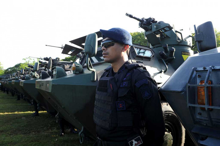 Anggota Brimob mengikuti apel kesiapan pasukan gabungan VVIP di Lapangan Lagoon Nusa Dua, Bali. AFP/Sonny Tumbelaka