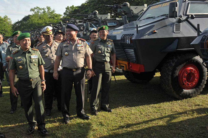 Pangdam IX Udayana Mayor Jenderal Kustanto Widiatmoko (kiri) bersama Kapolda Bali Irjen Petrus R Golose (kedua kiri) meninjau kesiapan pasukan pengamanan VVIP di Lapangan Lagoon Nusa Dua, Bali, Jumat (3/3). ANTARA/Nyoman Budhiana