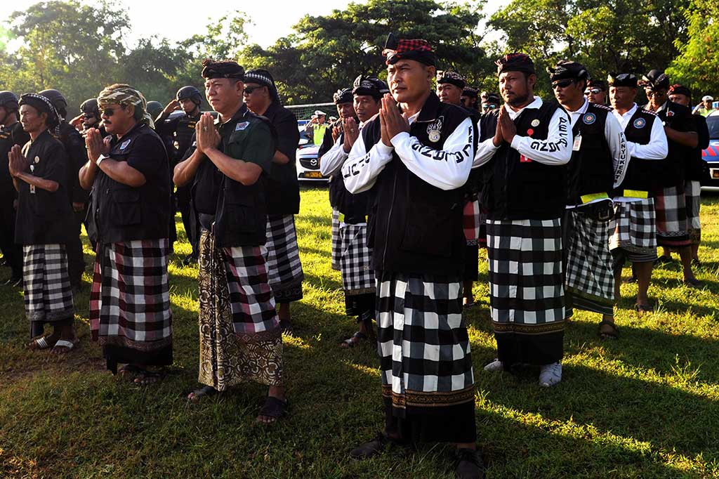 Anggota satuan pengamanan adat Bali atau Pecalang juga dilibatkan dalam pengamanan kunjungan Raja Salman dan rombongan. AFP/Sonny Tumbelaka