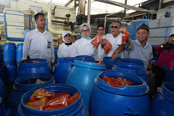 Kepala Badan Pengawas Obat dan Makanan (BPOM) Pusat Penny Lukito (ketiga kiri) didampingi Kepala Dinas Kesehatan Kota Tangerang Liza Puspadewi (kedua kiri) bersama jajaran memperlihatkan saus sambal kemasan saat menggerebek pabrik saus diduga ilegal di Neglasari, Tangerang, Banten, Jumat (3/3/2017).