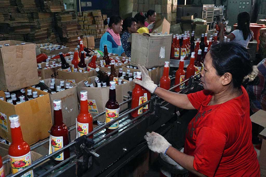 Sejumlah karyawan tetap beraktivitas saat BPOM menggerebek pabrik saus diduga ilegal di kawasan Neglasari, Tangerang.