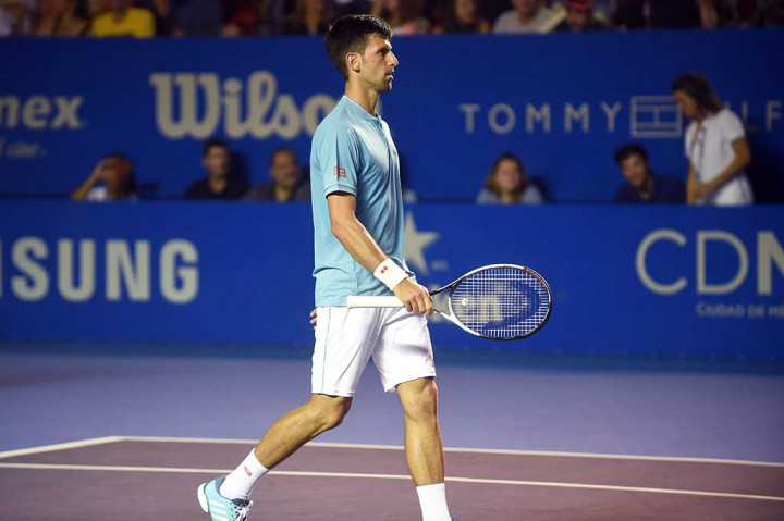 Novak Djokovic berjalan gontai setelah dikalahkan petenis Australia Nick Kyrgios di perempat final Meksiko Terbuka, Kamis waktu setempat.