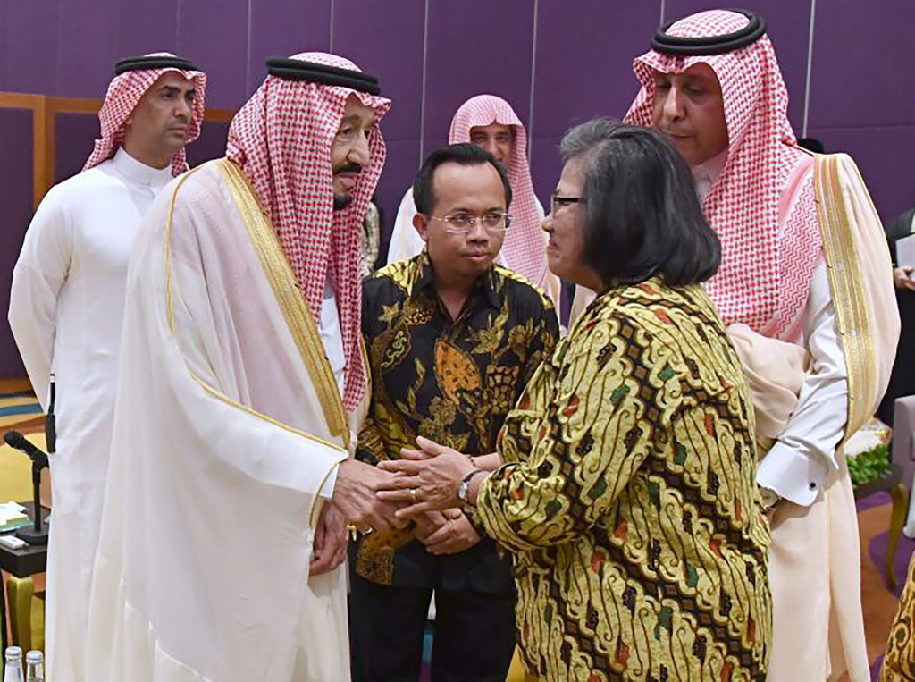 Raja Salman berjabat tangan dengan perwakilan umat Protestan, Henriette Hutabarat. 