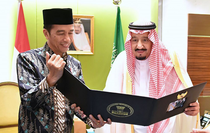 Kepada Raja Salman, Presiden Jokowi memperlihatkan album foto pertemuan mereka di Istana Bogor. 