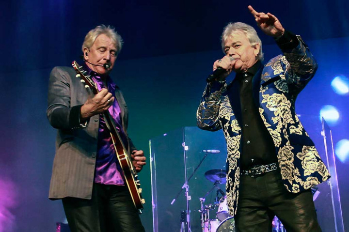 Air Supply Puaskan Dahaga Penggemar