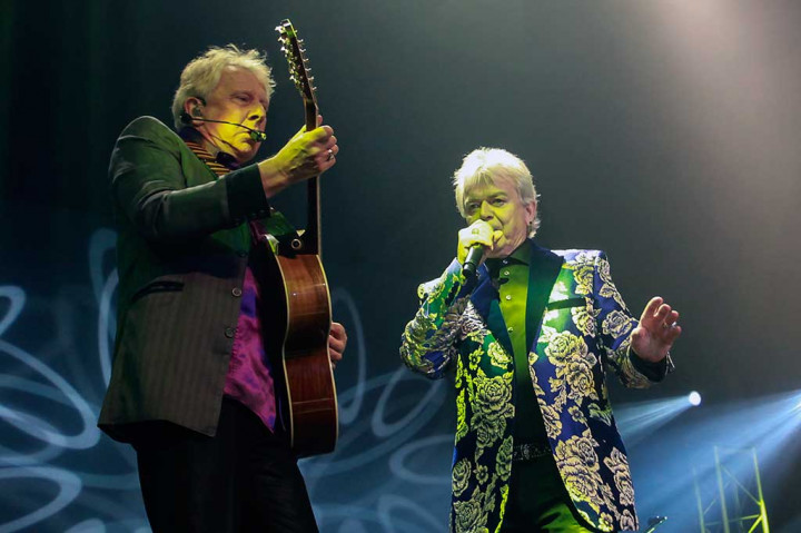 Air Supply Puaskan Dahaga Penggemar