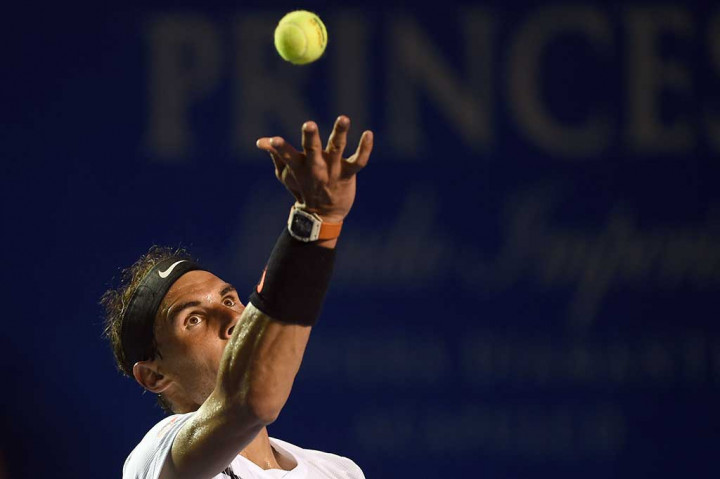Rafael Nadal bersiap melakukan servis ke arah Marin Cilic pada laga semifinal Meksiko Terbuka di Acapulco, Jumat waktu setempat.