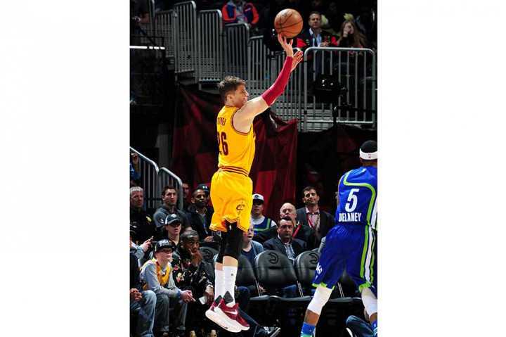 Tembakan tiga angka mantan pemain Atlanta Hawks Kyle Korver saat laga tersisa 1:17 detik, membawa Cleveland mengemas 25 kali tembakan tiga angka.