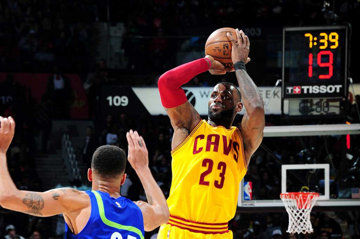 Sementara LeBron James menambah 38 poin, enam di antaranya dari lemparan tiga angka.