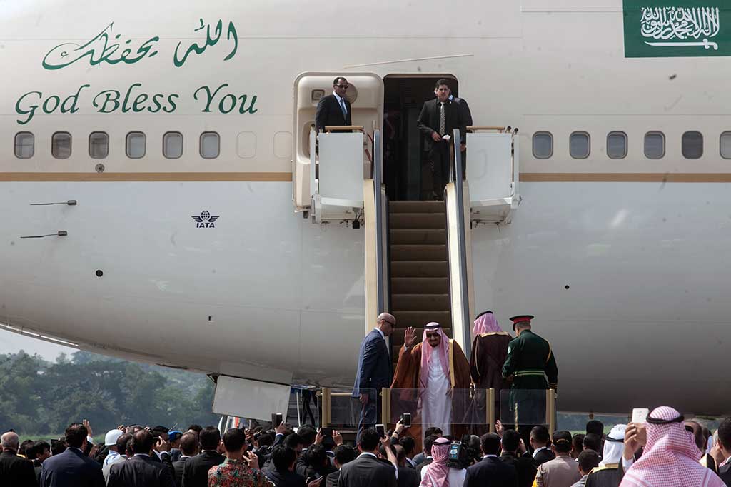 Raja Arab Saudi Salman bin Abdulaziz Al Saud (tengah) melambaikan tangan sebelum menaiki pesawat untuk melakukan kunjungan kenegaraan ke Brunei Darussalam di Bandara Halim Perdanakusuma, Jakarta, Sabtu (4/3/2017). 