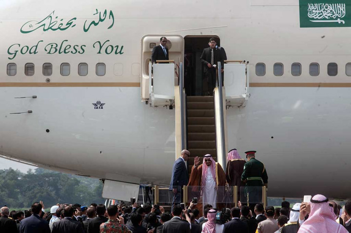 Raja Arab Saudi Salman bin Abdulaziz Al Saud (tengah) melambaikan tangan sebelum menaiki pesawat untuk melakukan kunjungan kenegaraan ke Brunei Darussalam di Bandara Halim Perdanakusuma, Jakarta, Sabtu (4/3/2017). 