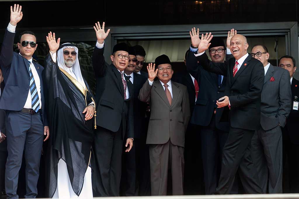 Wakil Presiden Jusuf Kalla didampingi Menteri Agama Lukman Hakim Saifuddin dan Dubes Kerajaan Arab Saudi untuk Indonesia Osama bin Mohammed Abdullah Al Shuaibi (kedua kiri) melambaikan tangan saat melepas keberangkatan Raja Salman yang akan melakukan kunjungan kenegaraan ke Brunei Darussalam.