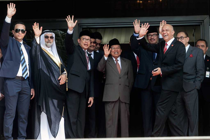 Wakil Presiden Jusuf Kalla didampingi Menteri Agama Lukman Hakim Saifuddin dan Dubes Kerajaan Arab Saudi untuk Indonesia Osama bin Mohammed Abdullah Al Shuaibi (kedua kiri) melambaikan tangan saat melepas keberangkatan Raja Salman yang akan melakukan kunjungan kenegaraan ke Brunei Darussalam.