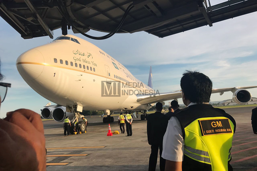 Raja Salman bin Abdulaziz Al-Saud mendarat di Bandara Ngurah Rai Bali sekitar pukul 17.55 WITA. MI/Arnoldmeak