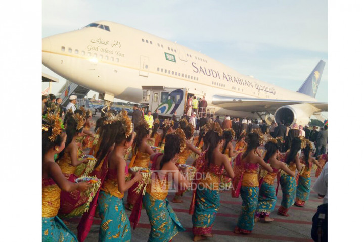 Saat tiba di bandara, Raja Salman disambut dengan Tari Pendet yang dibawakan 50 penari cilik asal Balu. MI/Arnoldmeak