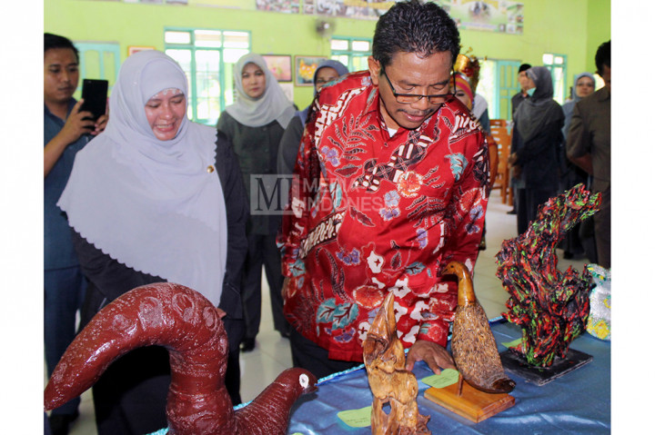 Kepala Dinas Pendidikan Kabupaten Pasuruan, Iswahyudi bersama Kepala UPT SMA/SMK/MA Jatim wilayah Pasuruan Raya, Indah Yuliarti, menyaksikan karya seni dari limbah barang-barang bekas.