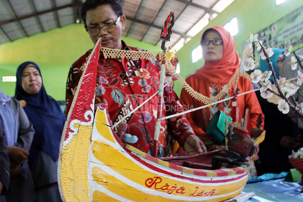 Hasil kerajinan tersebut diantaranya, miniatur kapal nelayan yang terbuat dari karet bekas sandal jepit, miniatur kapal nelayan dari kertas-kertas bekas yang dipadatkan, hingga karya seni hiasan dinding maupun patung-patung yang terbuat dari bonggol berbagai tanaman serta kulit kerang.