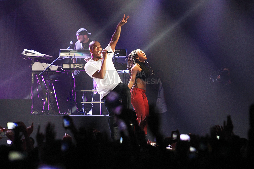 Ne-Yo yang tak hanya pandai bernyanyi, menampilkan kemampuannya untuk berjoget.