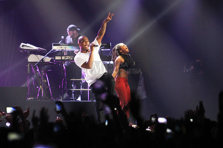 Ne-Yo yang tak hanya pandai bernyanyi, menampilkan kemampuannya untuk berjoget.