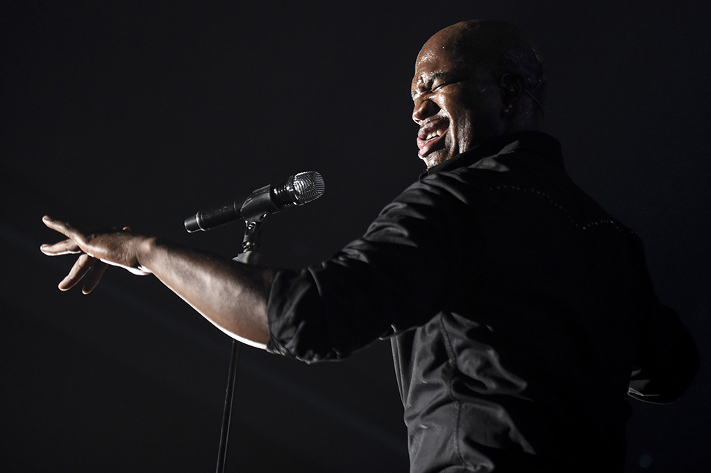 Pada lagu No Body, Ne-Yo mengajak untuk menari Moonwalker khas Michael Jackson.