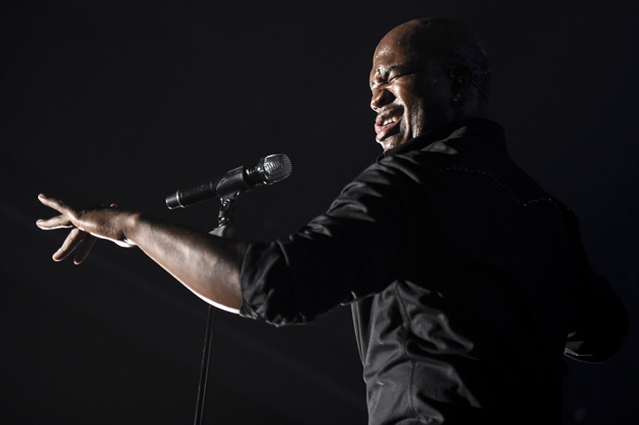 Pada lagu No Body, Ne-Yo mengajak untuk menari Moonwalker khas Michael Jackson.