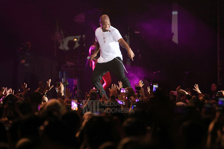 Aksi panggung yang atraktif tak hentinya Ne-Yo menghampiri penonton yang berada tepat di bibir panggung.