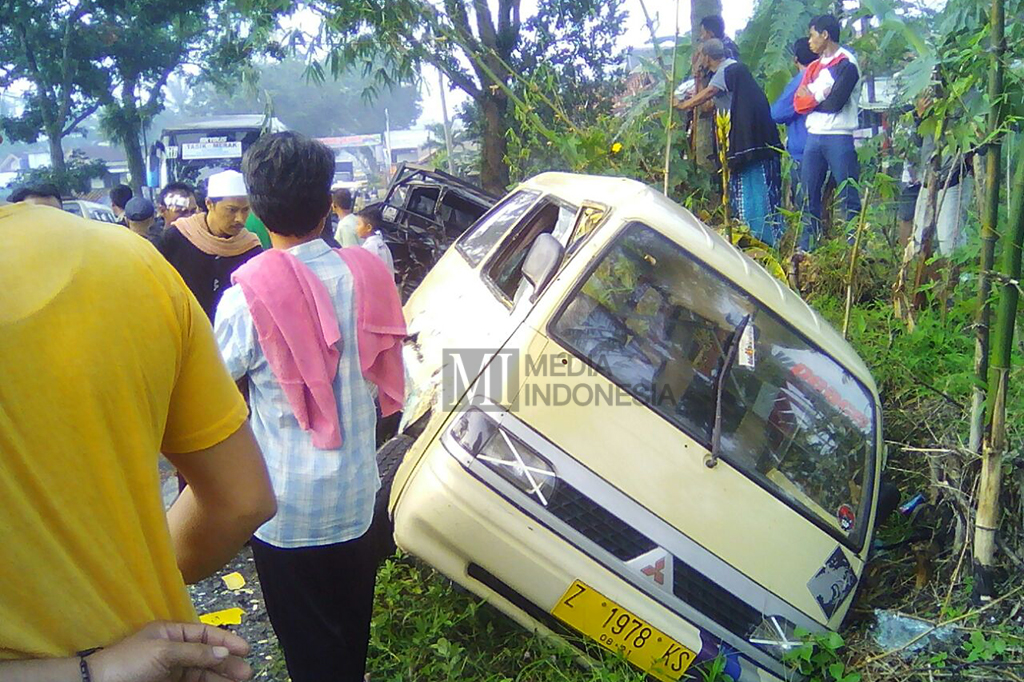 Kejadian tersebut berawal saat truk dari arah Kota Tasikmalaya menuju arah Kadipaten oleng ke arah kanan jalan hingga menabrak dua kendaraan yakni sebuah angkutan desa dan pickup.