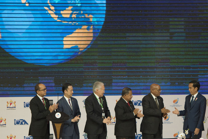 Presiden Joko Widodo berjabat tangan dengan Presiden Afrika Selatan Jacob Zuma usai membuka Business Summit dalam rangkaian KTT IORA 2017 di Jakarta Convention Center.