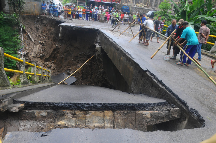 Hujan deras yang mengguyur wilayah Kecamatan Cepogo, Boyolali, Jawa Tengah, Senin (6/3) pagi mengakibatkan debit air sungai setempat meninggi. Arus air yang deras membuat pondasi Jembatan Grawah, Desa Cepogo tergerus hingga ambrol.