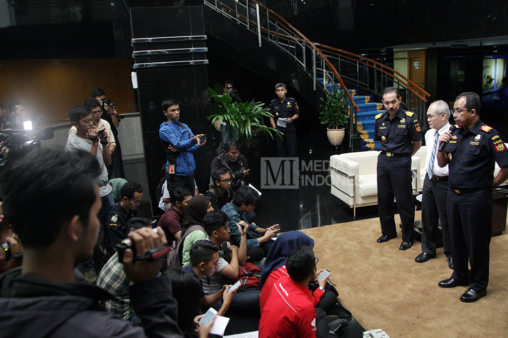 Penggeledahan terkait kasus dugaan suap impor daging yang menyeret Mantan Hakim Mahkamah Konstitusi (MK), Patrialis Akbar.